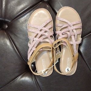 NWOT Kenneth Cole Reaction Youth Sandles Size 5